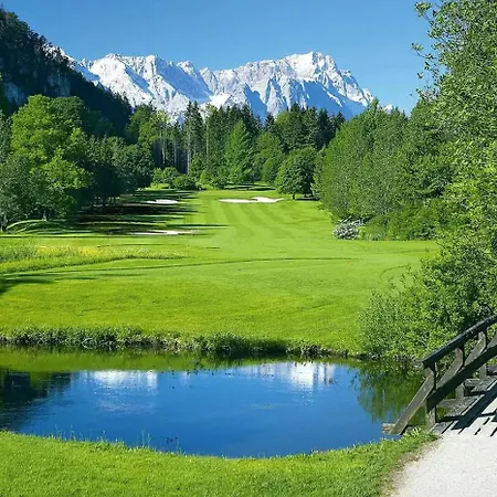 Mountain Safari - Spacious, Scenic And Steps From Adventure Holiday home