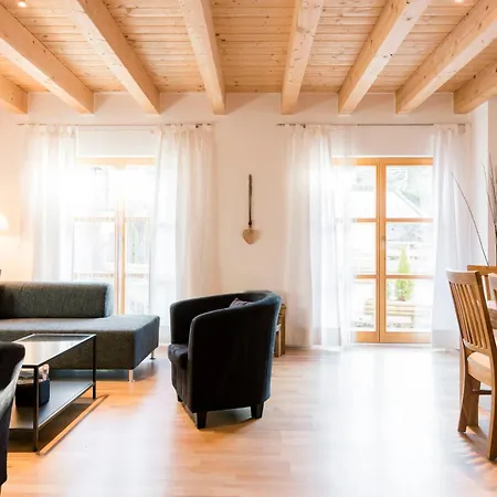 Mountain Safari - Spacious, Scenic And Steps From Adventure Holiday home *
