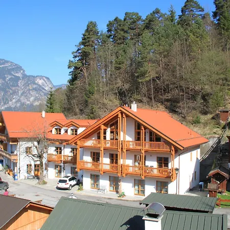 Mountain Safari - Spacious, Scenic And Steps From Adventure Holiday home *