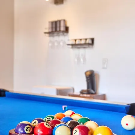 Mountain Safari - Spacious, Scenic And Steps From Adventure Ferienhaus