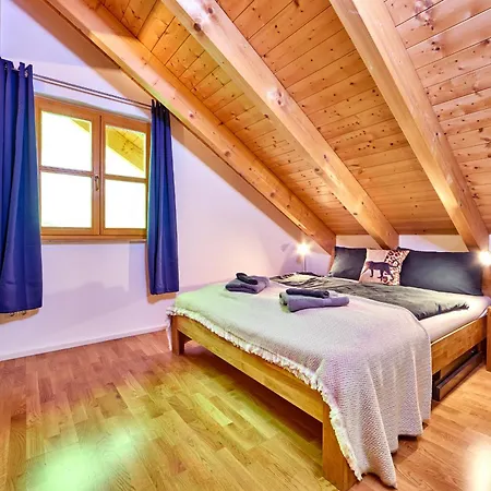 Mountain Safari - Spacious, Scenic And Steps From Adventure Ferienhaus